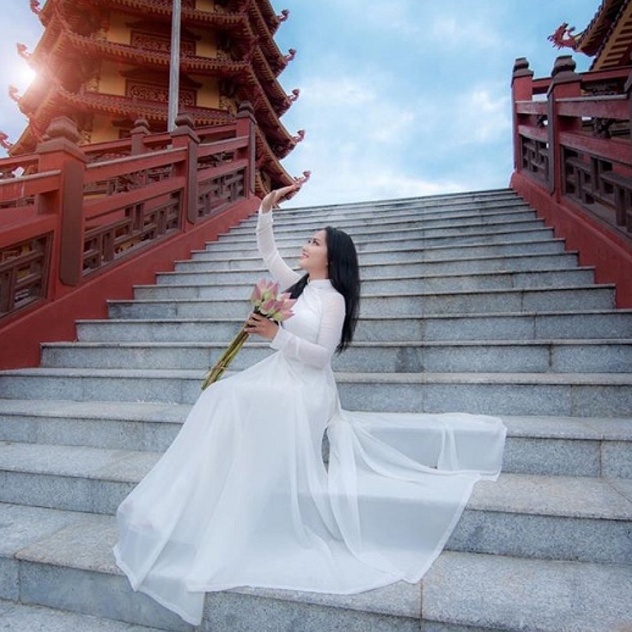 Phụ nữ độc thân chụp ảnh cưới một mình để lưu giữ thanh xuân