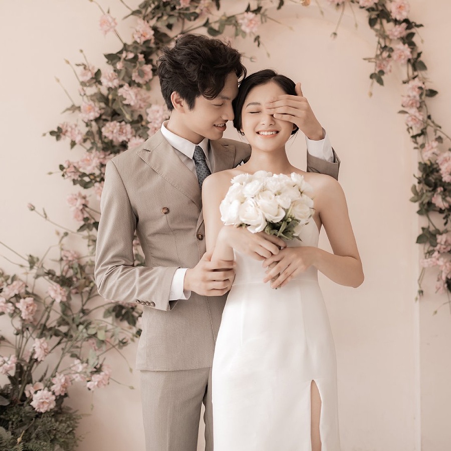 Ảnh cưới Hàn Quốc là một xu hướng được yêu thích và lựa chọn nhiều nhất trong những năm gần đây. Với những bộ trang phục truyền thống và không gian quay phim độc đáo, cặp đôi sẽ có những bức ảnh cưới đẹp như trong tranh cùng những trải nghiệm thú vị. Tham khảo ngay những bộ ảnh cưới Hàn Quốc tuyệt đẹp để có cho mình những ý tưởng mới.